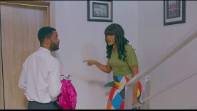 Après avoir longtemps maltraité son pauvre gardien, elle découvre que c’était lui… le patron et le fiancé qu’elle attendait